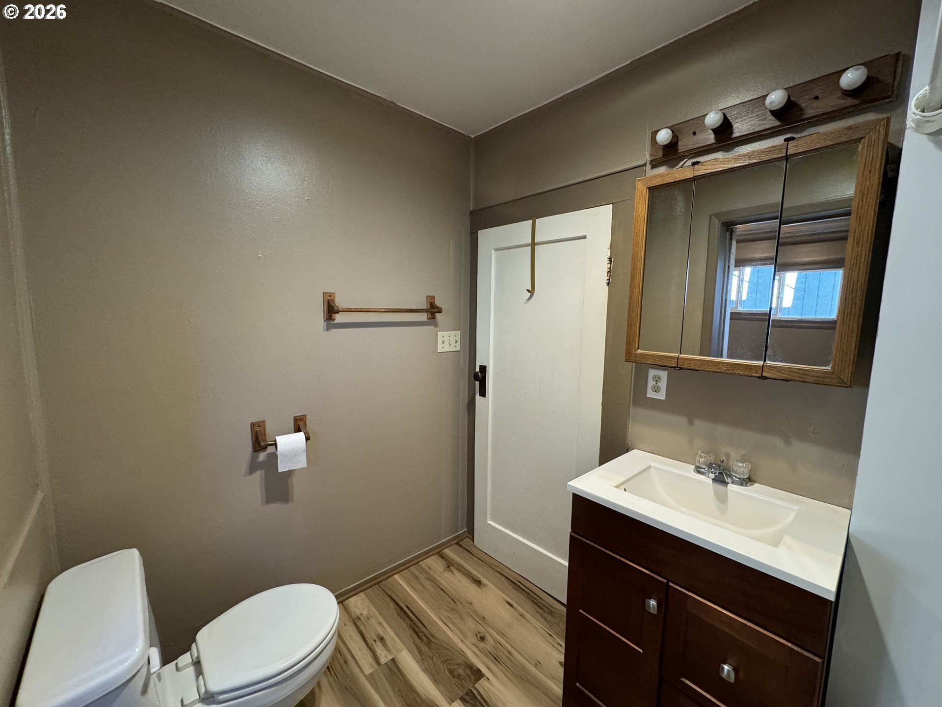 506 West Clark Street Medford, OR 97501 - Photo 21 of 37 Bathroom