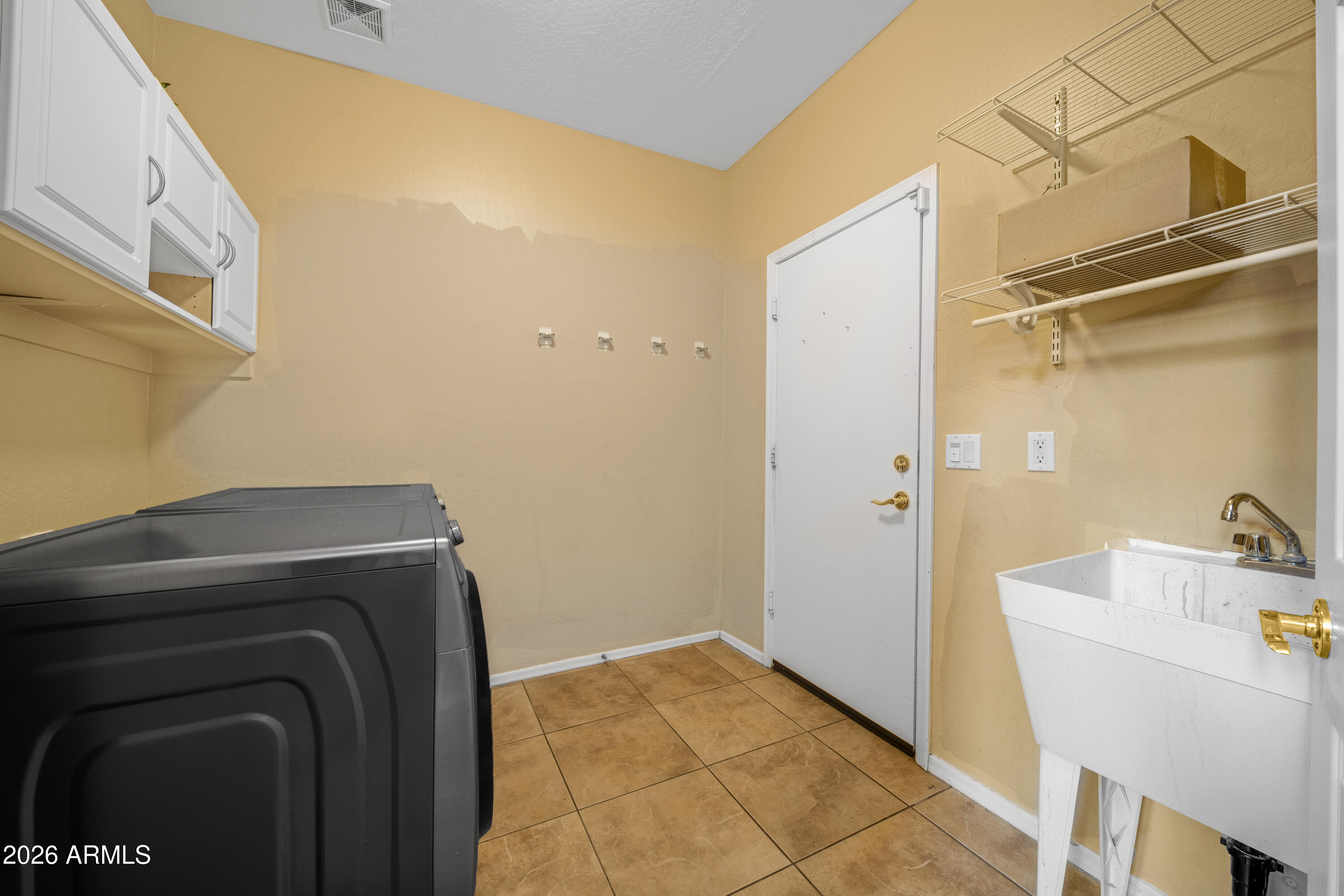 1813 East Beverly Road Phoenix, AZ 85042 - Photo 13 of 32 a utility room with dryer and washer