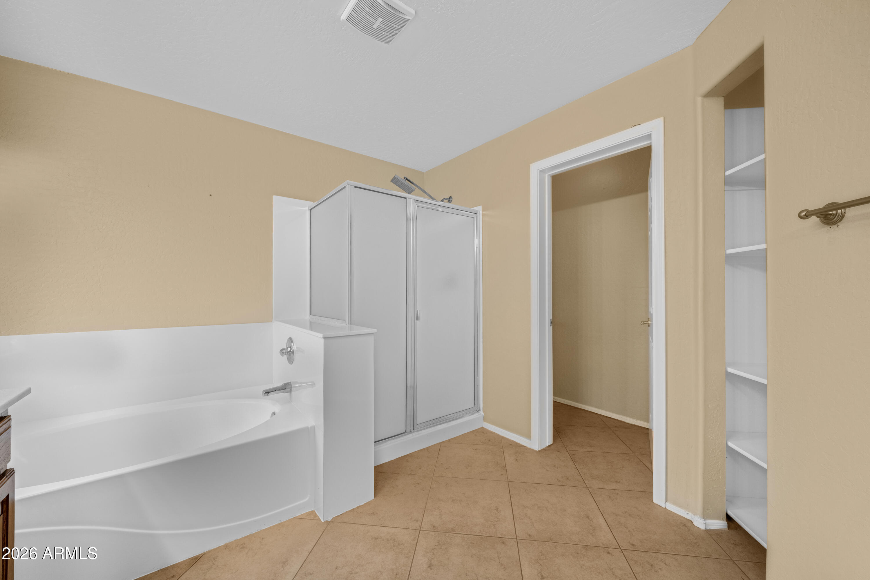 1813 East Beverly Road Phoenix, AZ 85042 - Photo 18 of 32 a bathroom with a bathtub and a shower