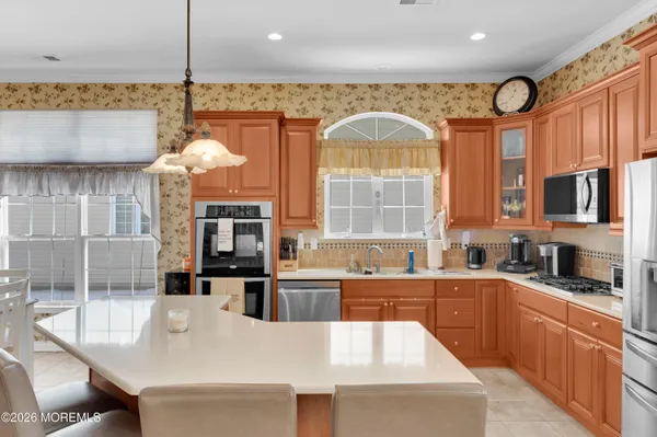 a large kitchen with kitchen island a large island in it