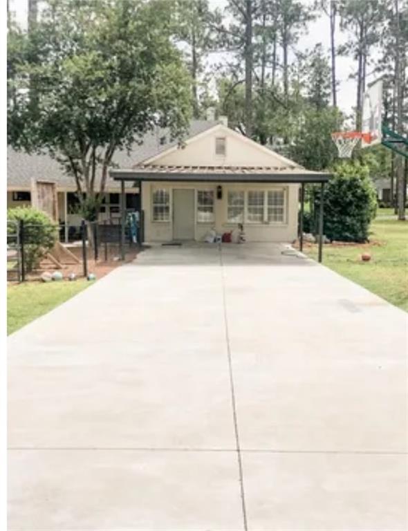 901 6th Avenue Albany, GA 31701 - Photo 4 of 4 a front view of a house with a garden
