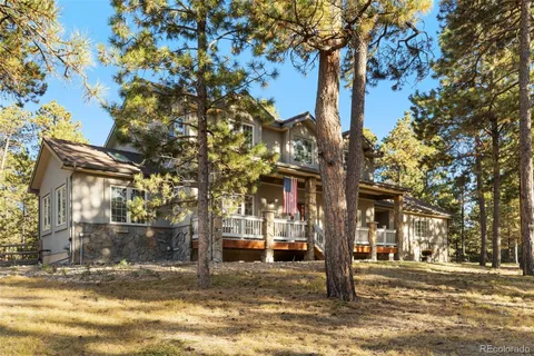 a view of a pathway with a yard