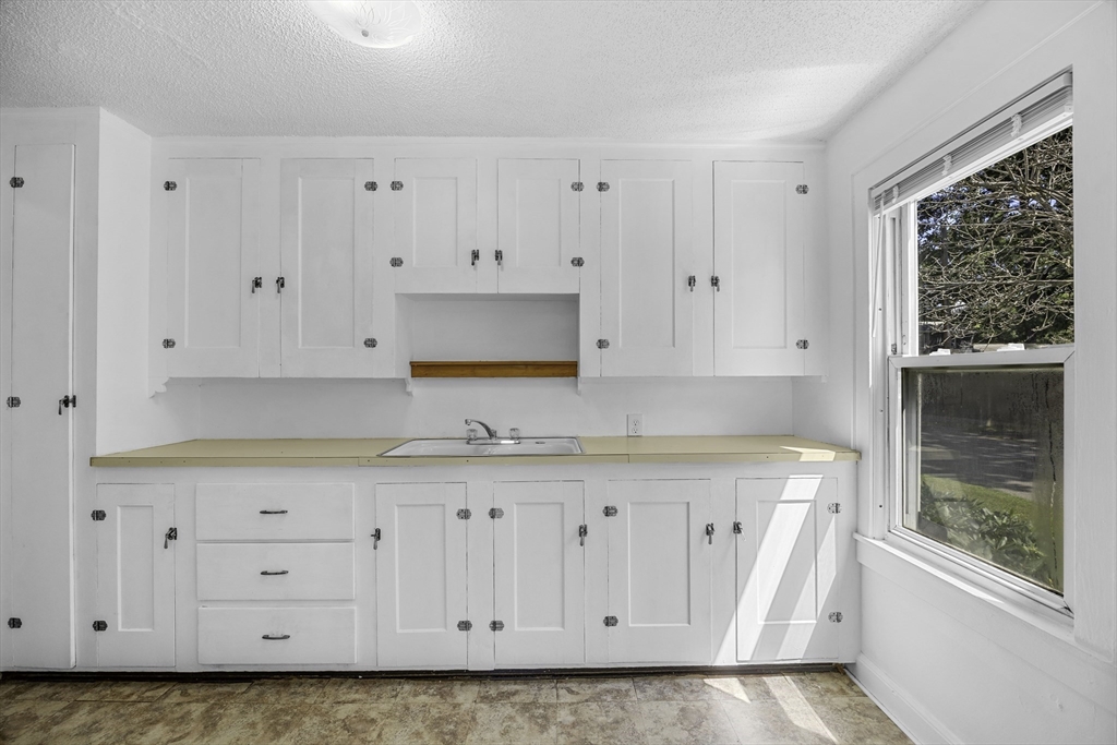 154 Lamont Street Springfield, MA 01119 - Photo 6 of 27 Gallery Image 6