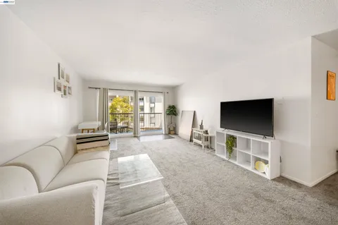 $399,000 | 960 Shorepoint Court, Unit 214, Alameda, CA 94501