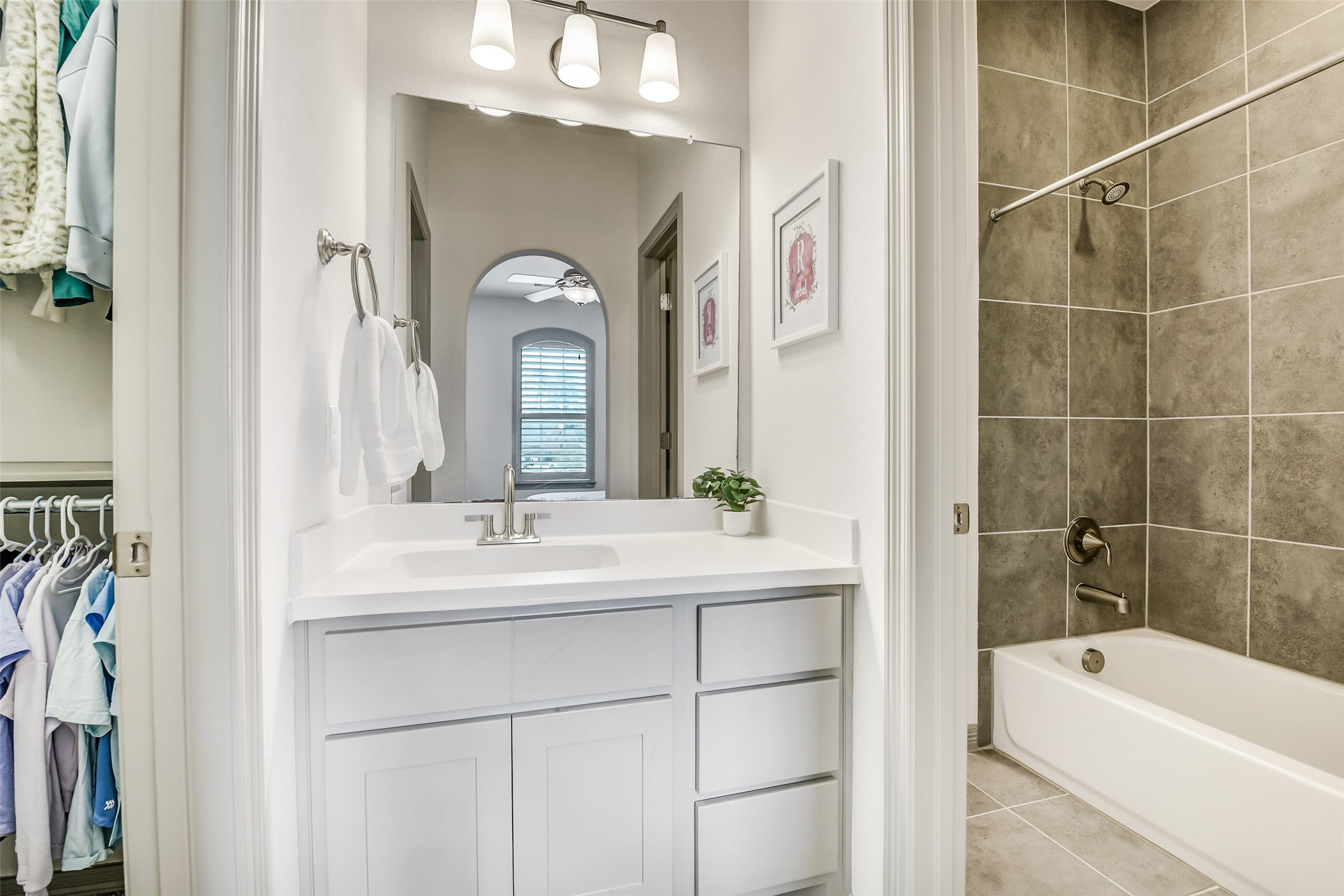 2430 Barclay Lake Lane Spring, TX 77388 - Photo 31 of 50 a bathroom with a bathtub a sink and a mirror
