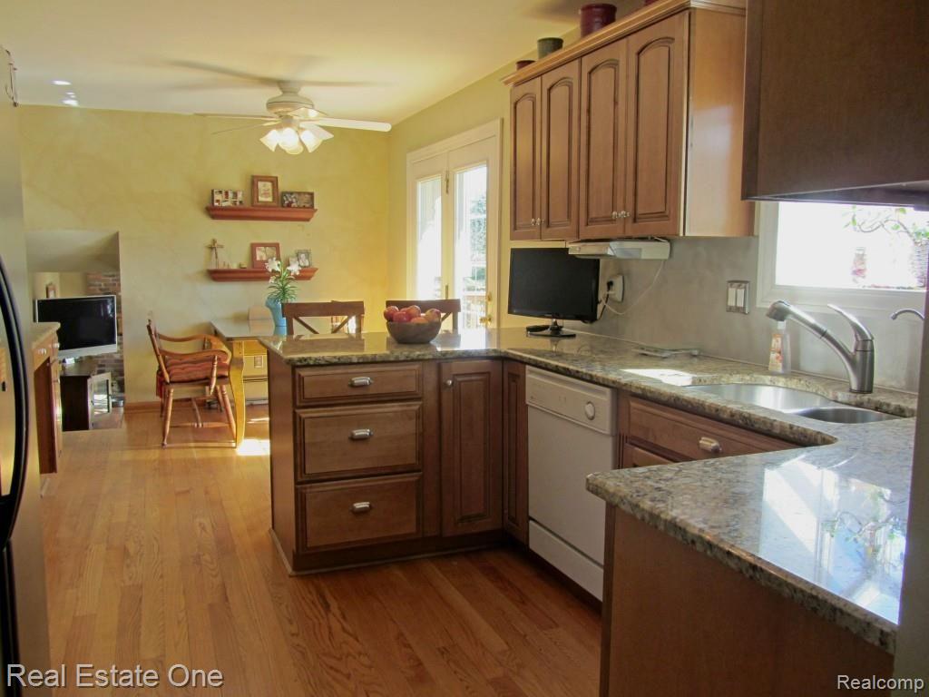 3821 Stonecrest Road West Bloomfield, MI 48322 - Photo 7 of 37 kitchen4_edited-2.jpg