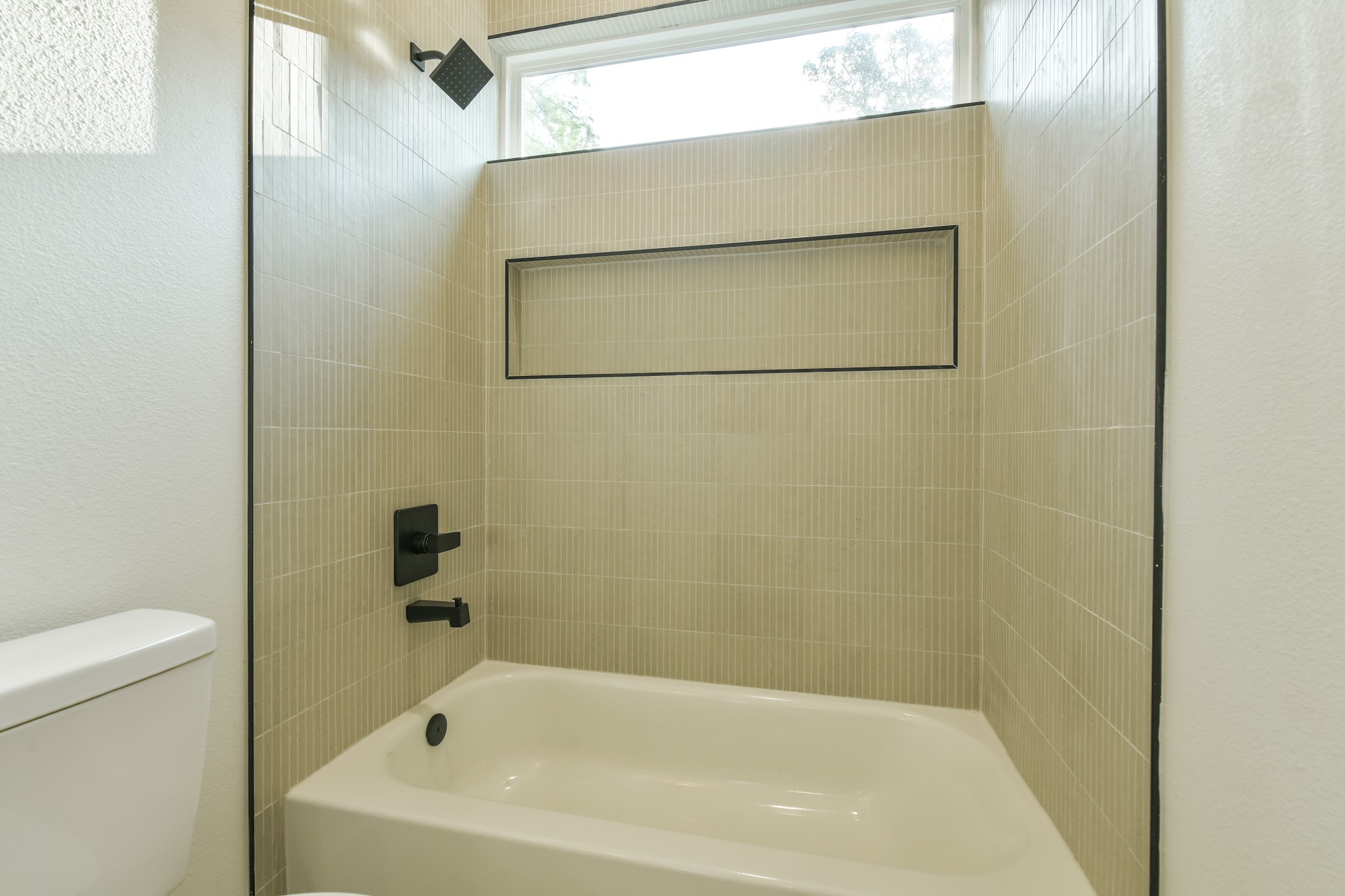 162 Wallace Street, Unit B Houston, TX 77022 - Photo 21 of 25 a bathroom with a bathtub and a toilet