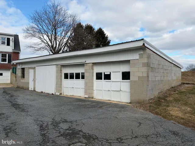 a view of a house with a back yard