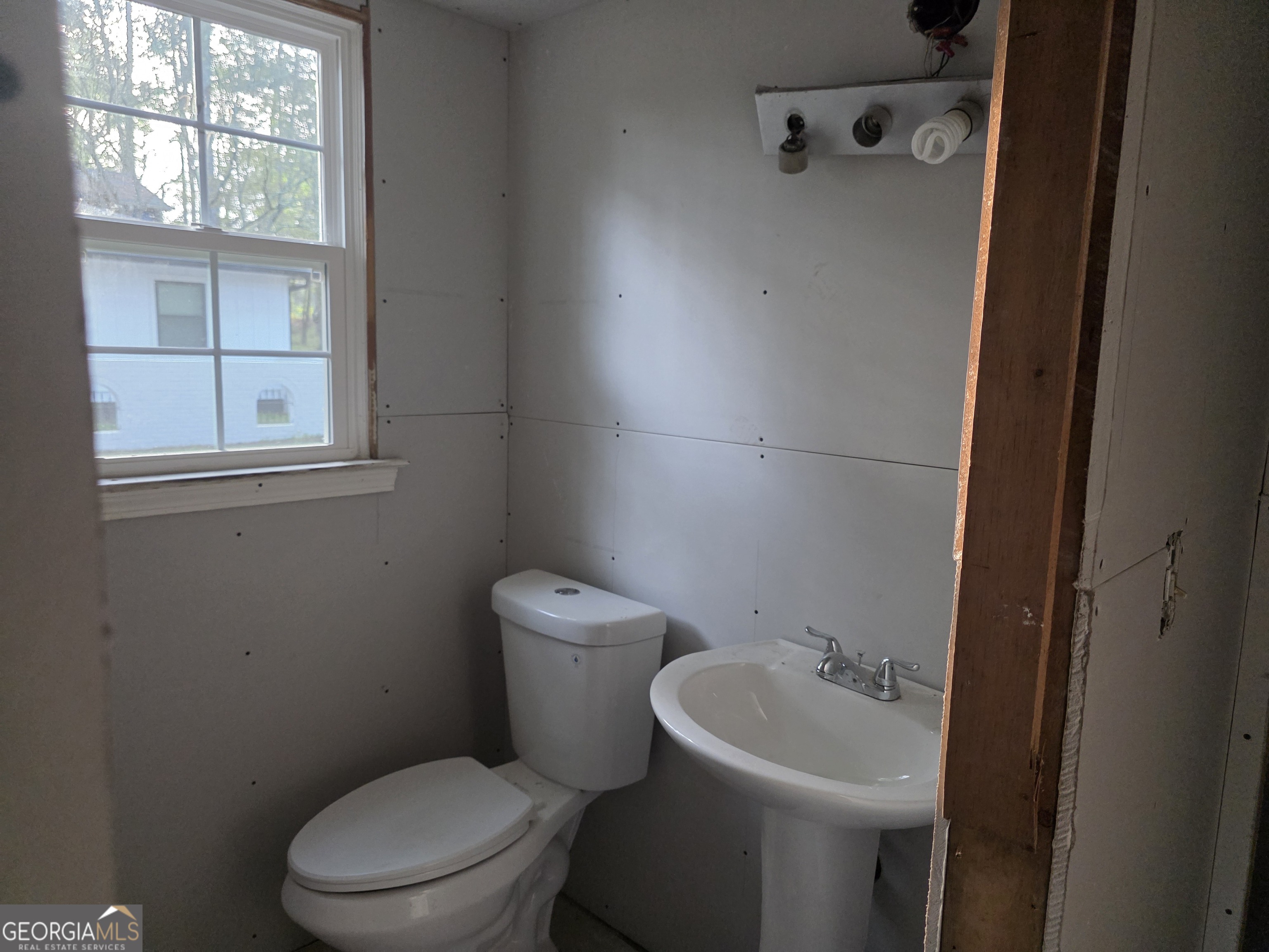 5382 Rockbridge Road Southwest Stone Mountain, GA 30088 - Photo 12 of 19