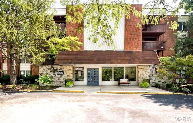 $362,000 | 590 Sarah Lane, Unit 303, St. Louis, MO 63141