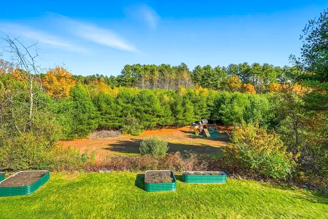 a view of a houses with yard