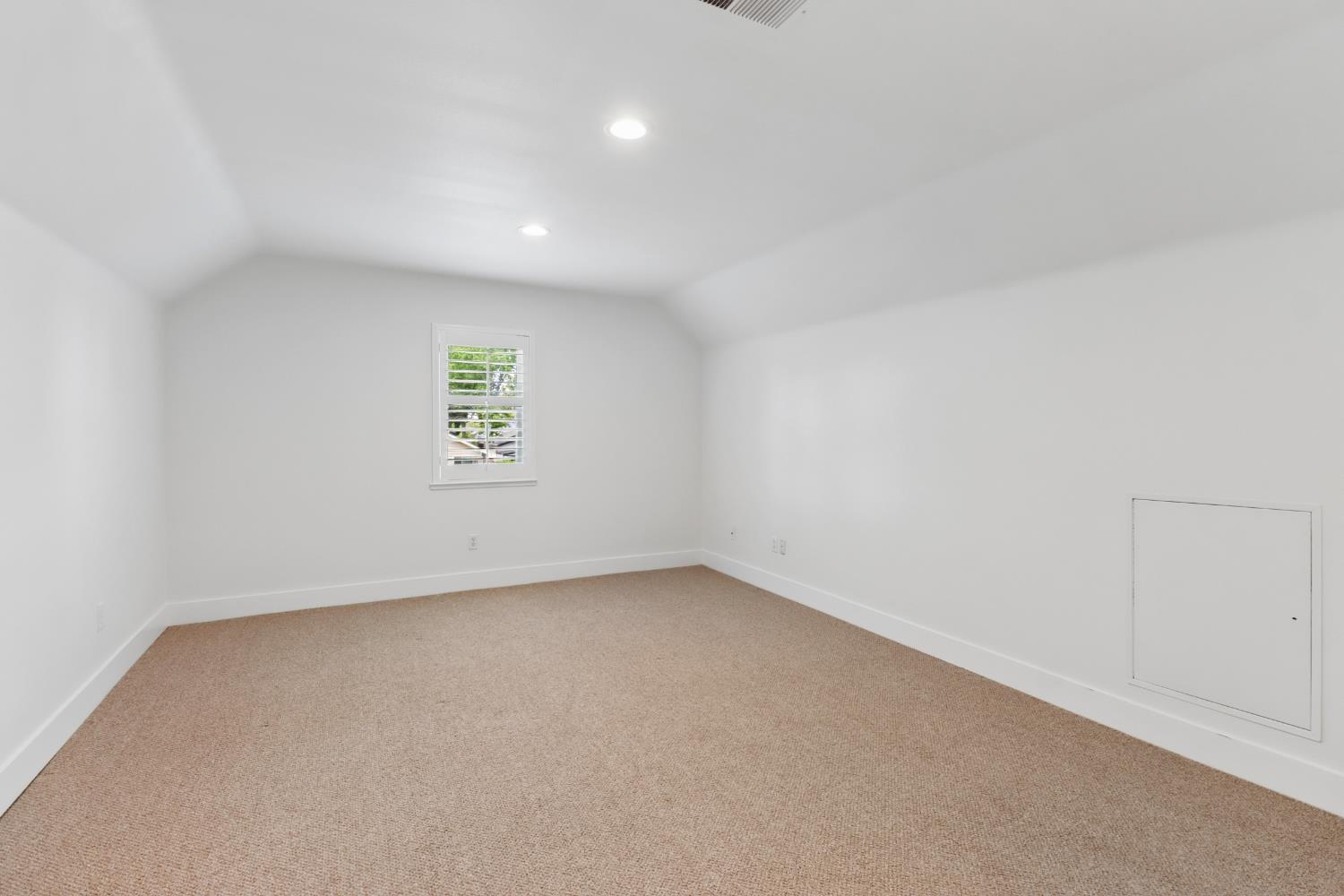 567 I Street Lincoln, CA 95648 - Photo 38 of 53 an empty room with a window