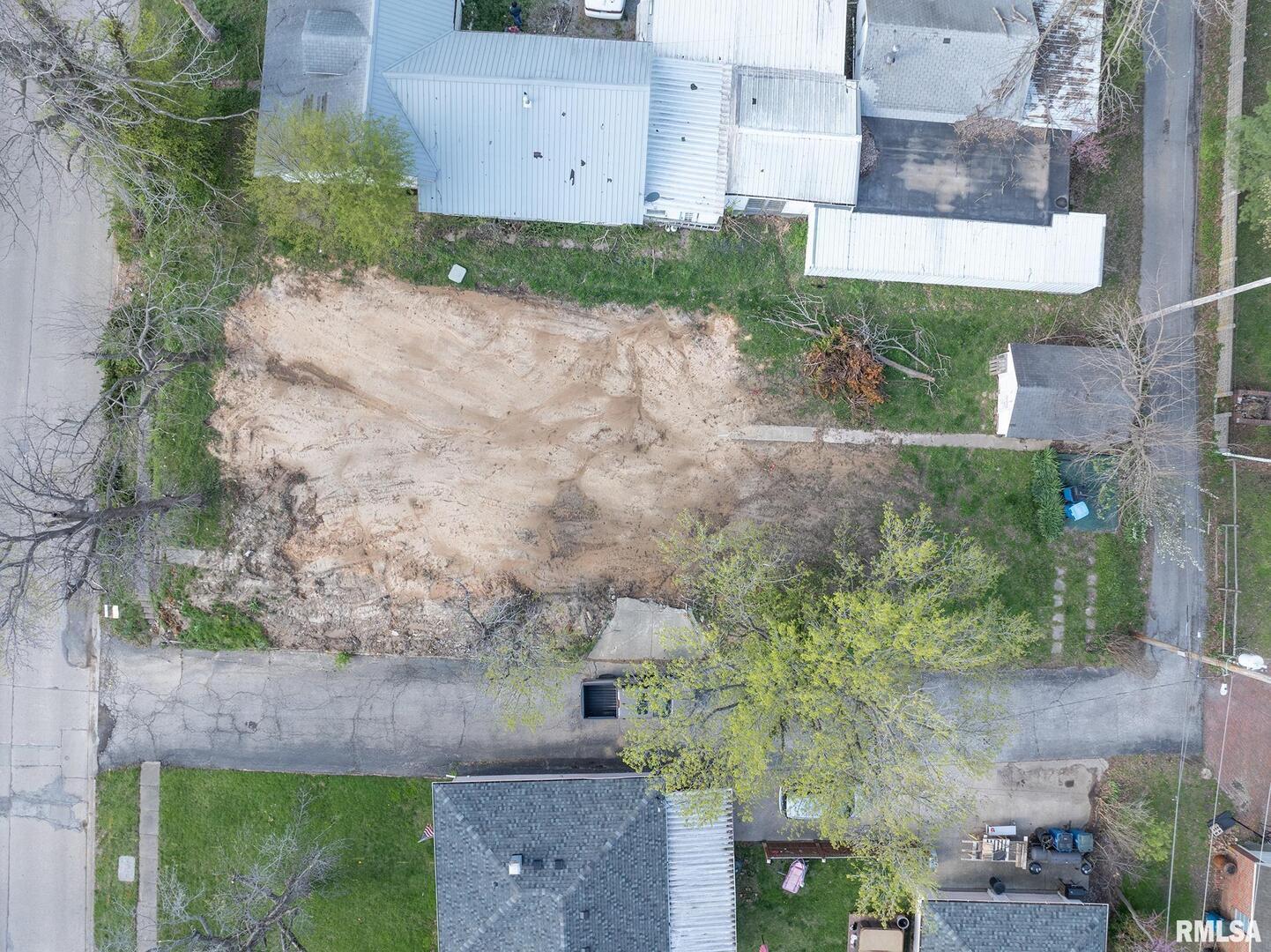 704 North 8th Street Mount Vernon, IL 62864 - Photo 4 of 9 an aerial view of a house with a yard and a fountain