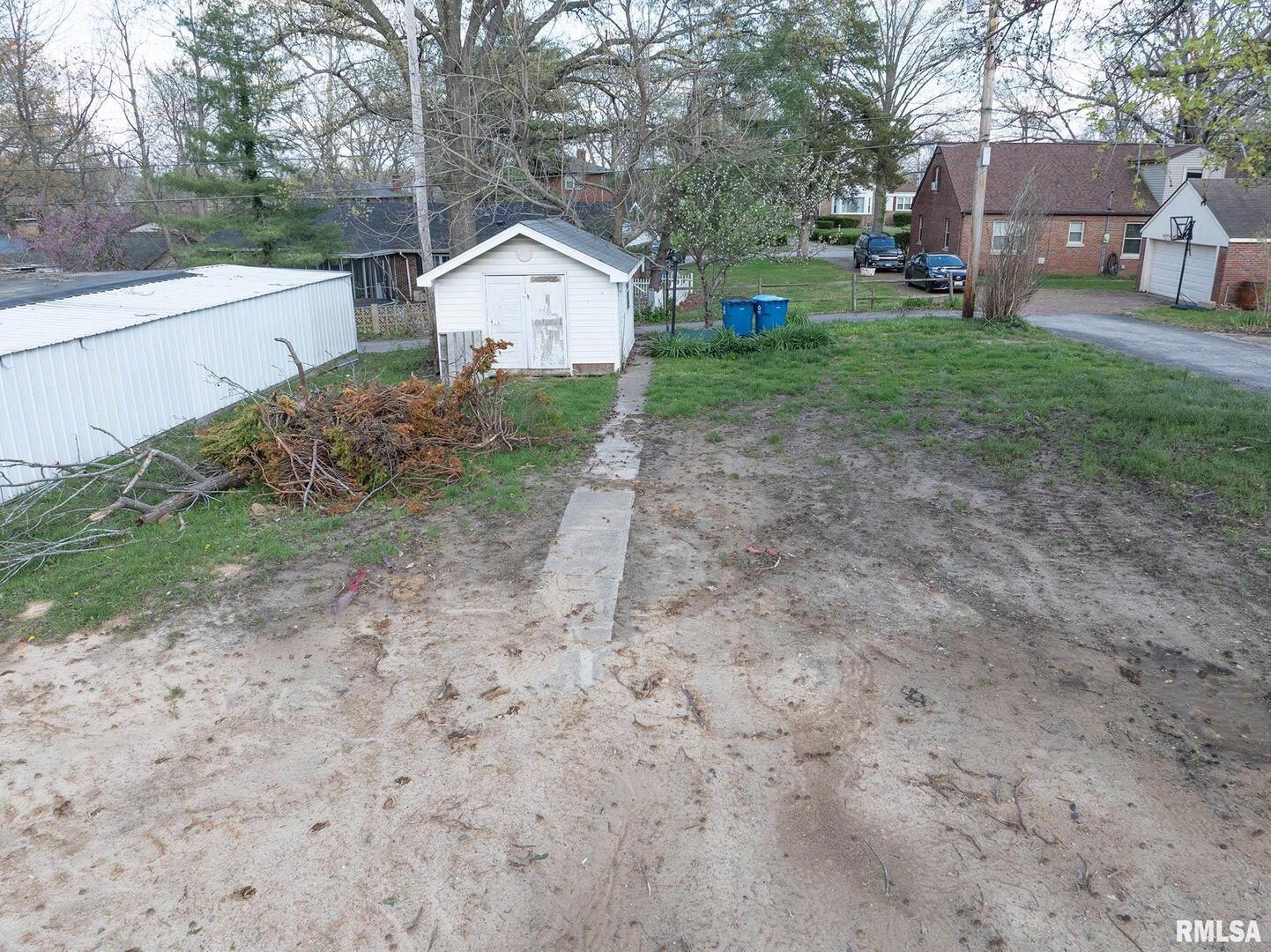 704 North 8th Street Mount Vernon, IL 62864 - Photo 5 of 9 a view of a house with a yard