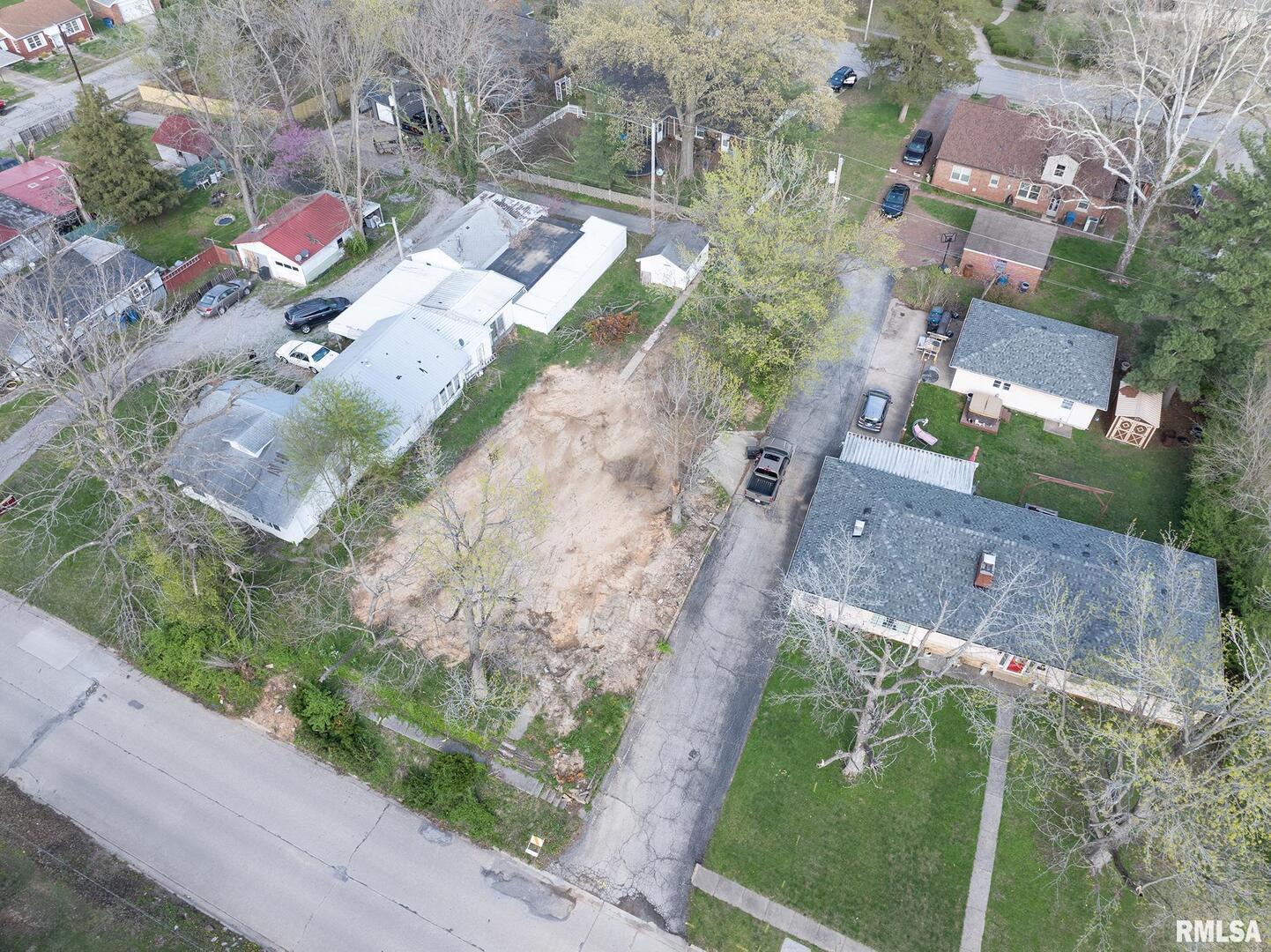 704 North 8th Street Mount Vernon, IL 62864 - Photo 8 of 9 an aerial view of a house with a yard