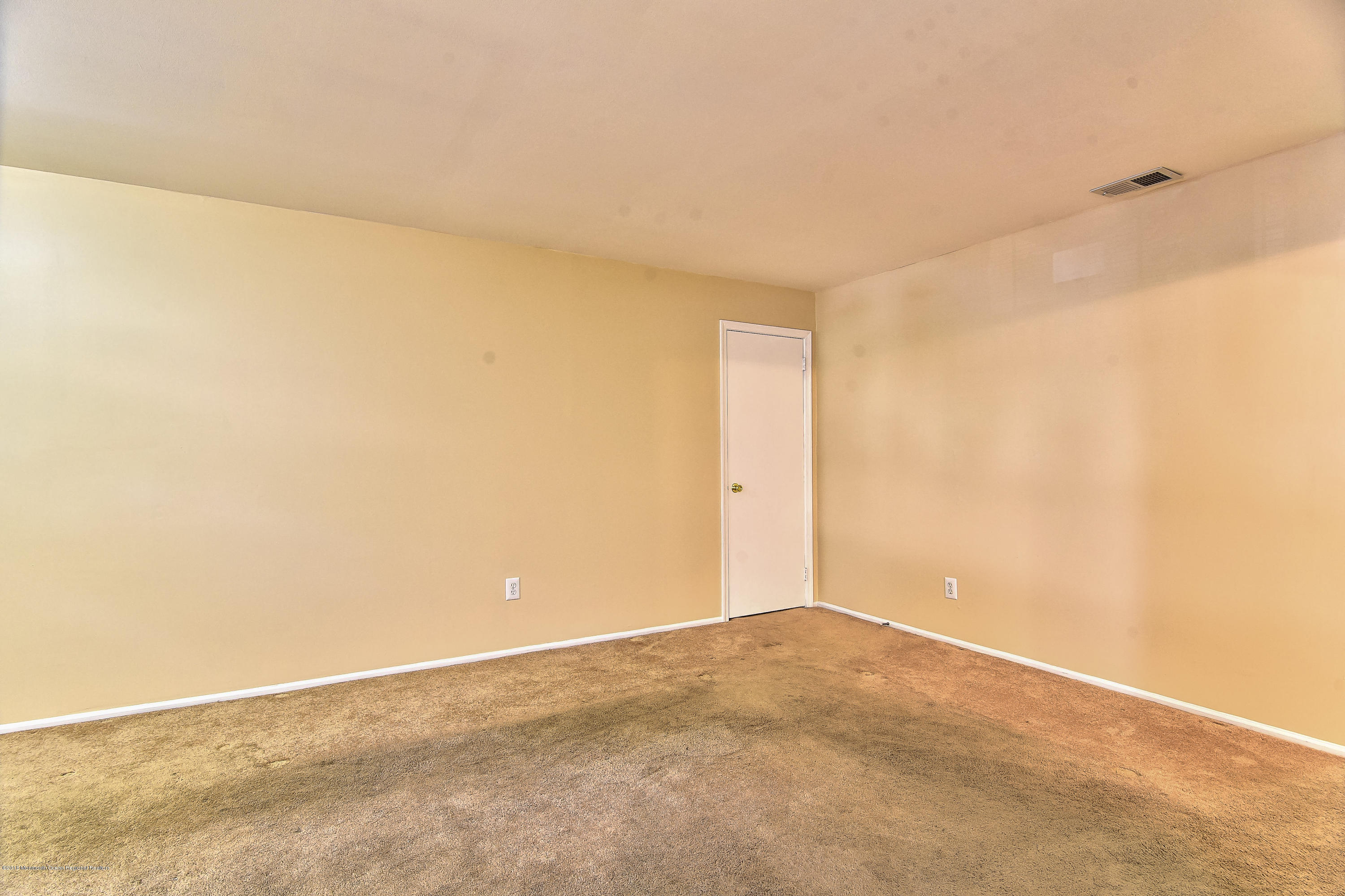 213 Haverford Court Matawan, NJ 07747 - Photo 6 of 22 Living Room