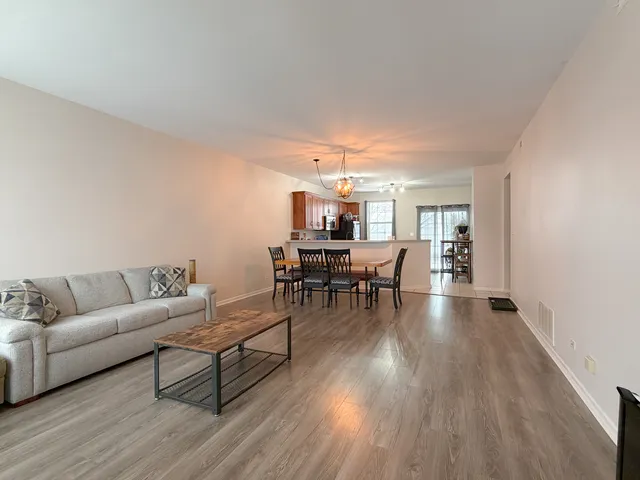 $259,900 | 115 Hillwood Place, Unit 115, Aurora, IL 60506