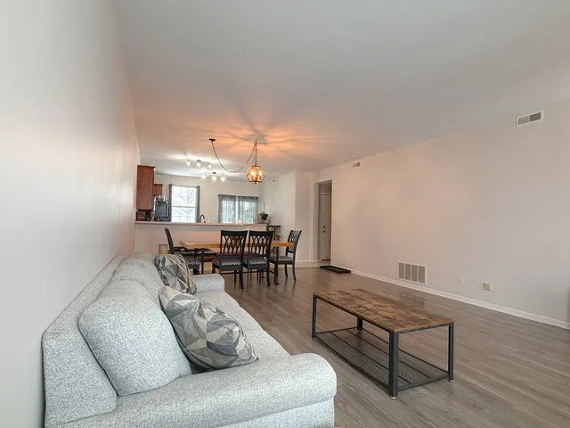 $259,900 | 115 Hillwood Place, Unit 115, Aurora, IL 60506