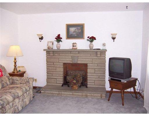 351 Waynesburg Road Washington, PA 15301 - Photo 2 of 18 Living Room.