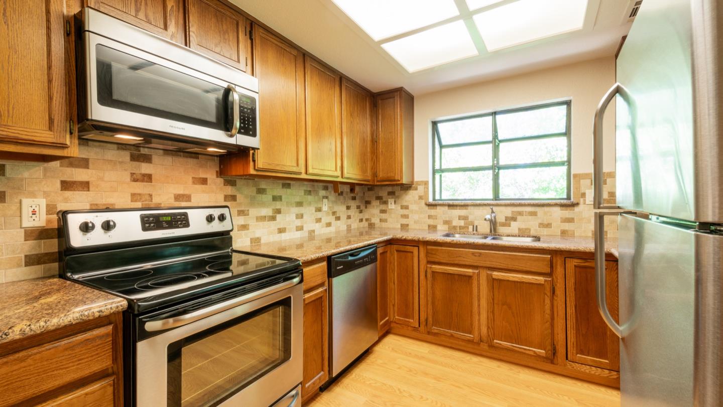 1555 Hecker Pass Road, Unit E202 Gilroy, CA 95020 - Photo 3 of 15 Gallery Image 3
