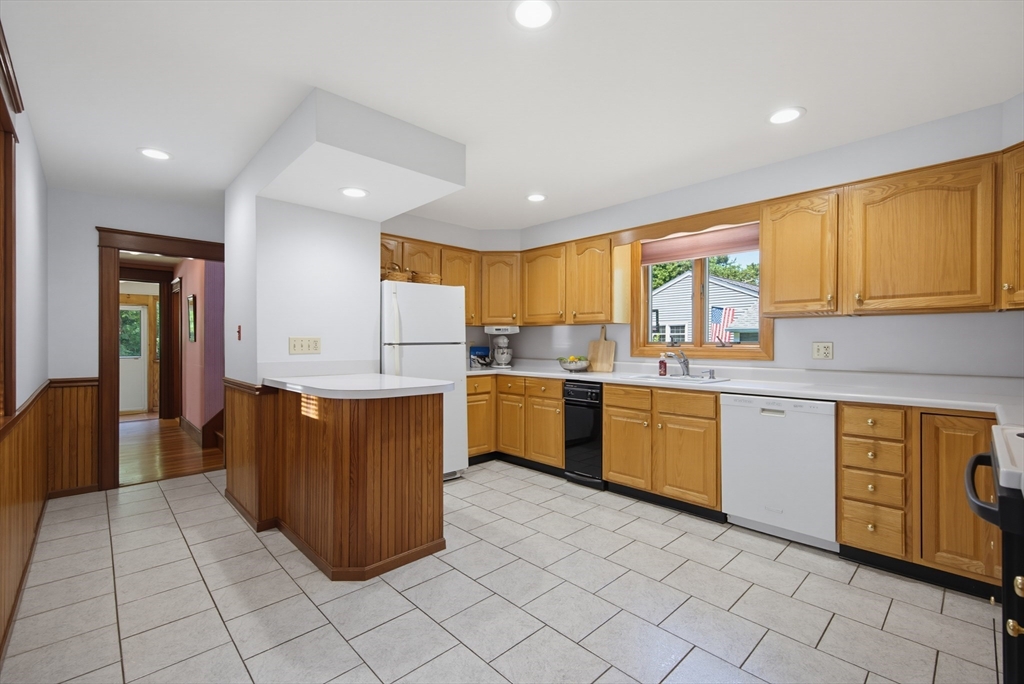 413 Goldthwaite Road Northbridge, MA 01588 - Photo 13 of 34