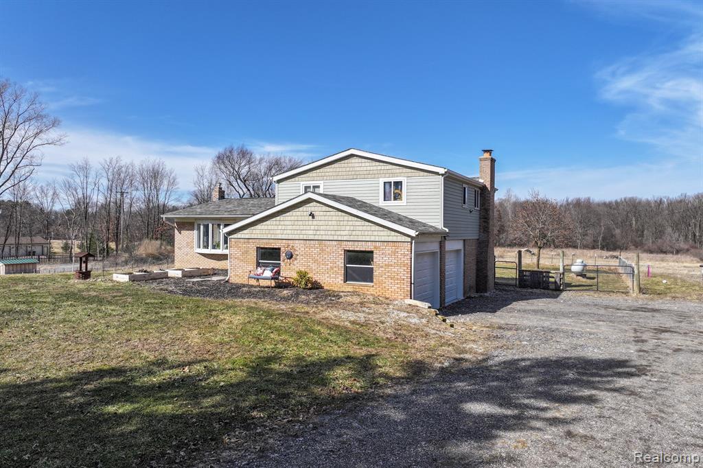 5486 Lowe Road Fowlerville, MI 48836 - Photo 3 of 27
