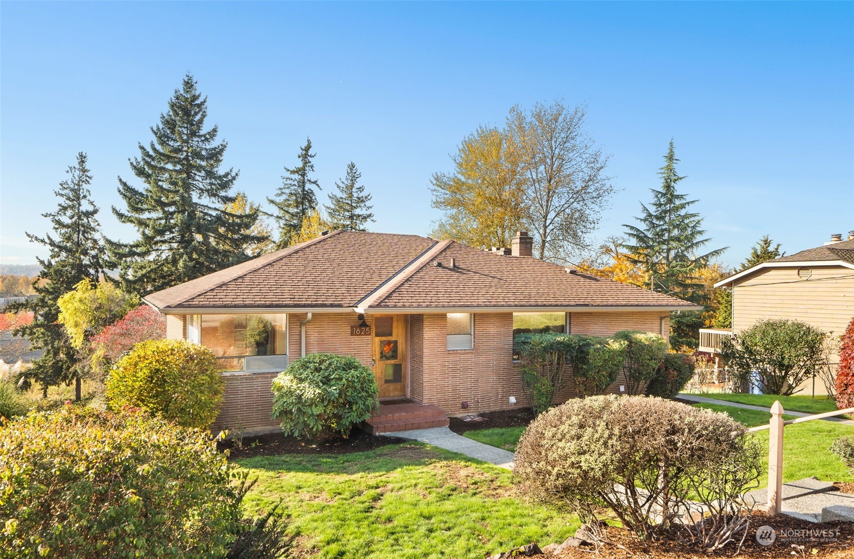 1625 Lake Avenue South Renton, WA 98055 - Photo 1 of 38 Gallery Image 1