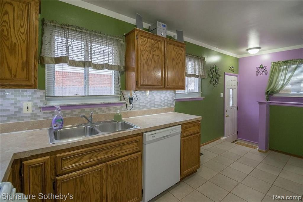 7526 Superior Street Center Line, MI 48015 - Photo 9 of 24