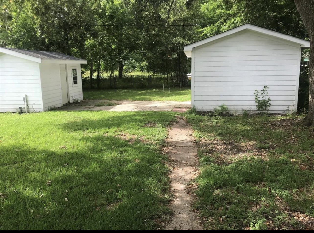 2515 Jackson La Marque, TX 77568 - Photo 18 of 19 a backyard of a house with plants and large tree