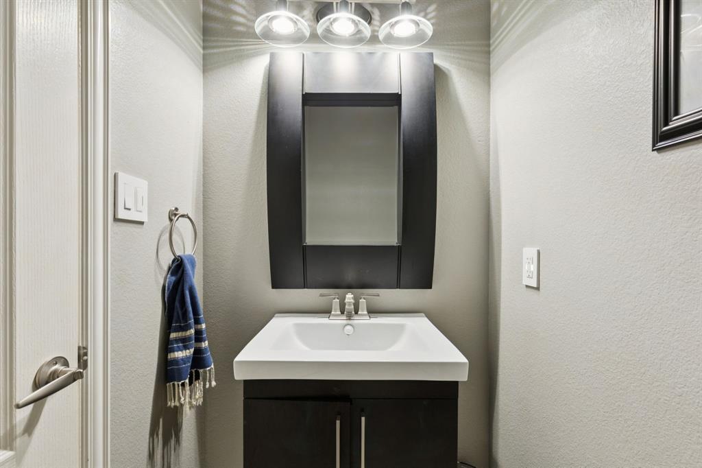 722 East 1st Street Fort Worth, TX 76102 - Photo 12 of 25 Half-bathroom on 2nd floor.