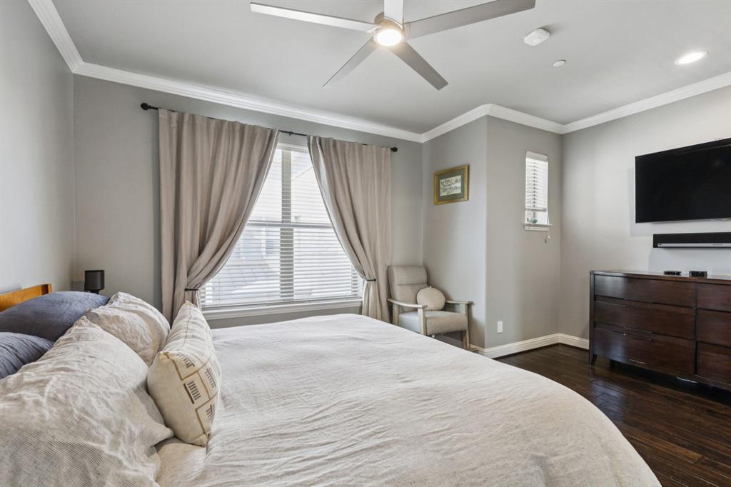 722 East 1st Street Fort Worth, TX 76102 - Photo 15 of 25 Plenty of natural light wiith a large picture window and smaller window in the entertainment niche.