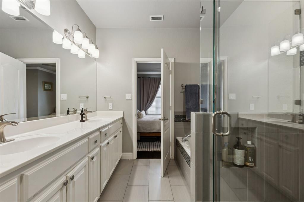 722 East 1st Street Fort Worth, TX 76102 - Photo 18 of 25 Another view of the primary bathroom.