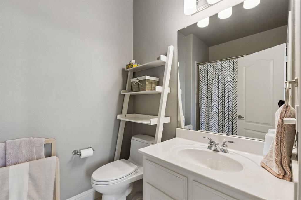 722 East 1st Street Fort Worth, TX 76102 - Photo 20 of 25 Secondary en suite bathroom to bedroom #2.