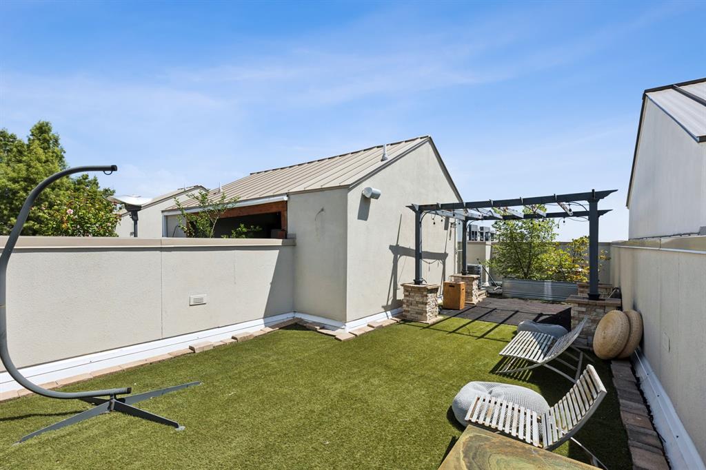 722 East 1st Street Fort Worth, TX 76102 - Photo 22 of 25 Lots of space for your patio furniture.