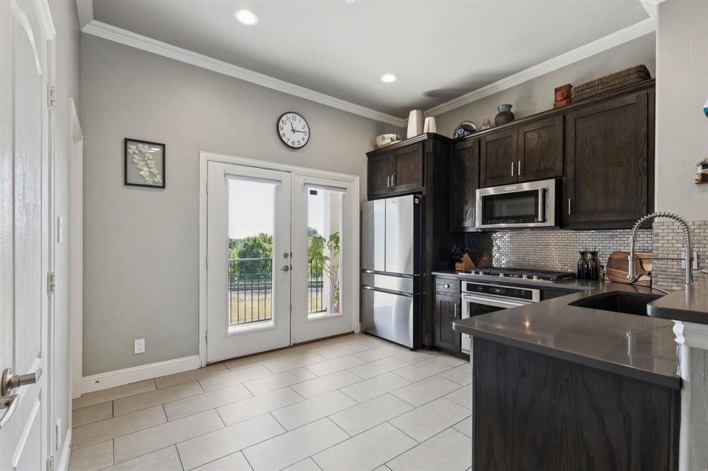 722 East 1st Street Fort Worth, TX 76102 - Photo 3 of 25 Also featuring stainless steel appliances, recessed lighting, and crown molding.