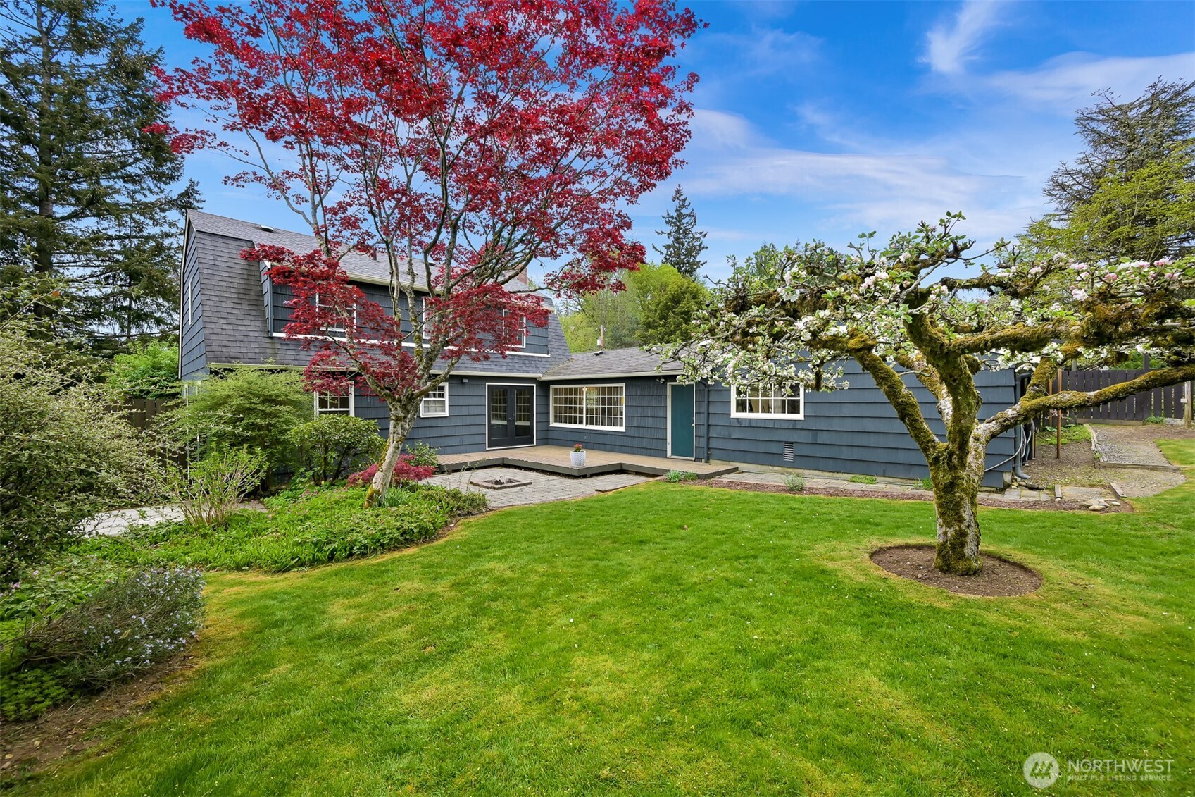 2814 40th Street Bellingham, WA 98229 - Photo 31 of 39 a front view of a house with garden