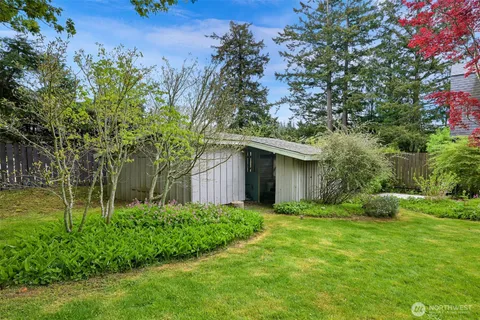 a view of a back yard