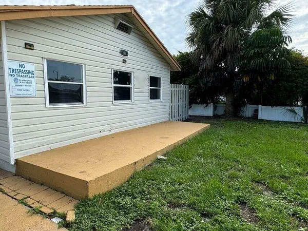 $3,200 | 611 53rd Street, West Palm Beach, FL 33407