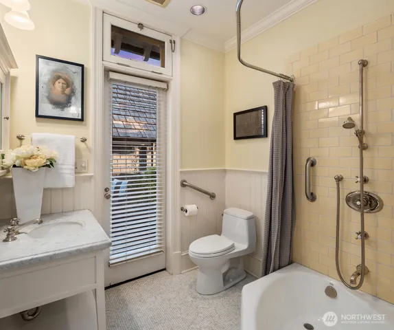 $5,295,000 | 1617 Federal Avenue East, Seattle, WA 98102