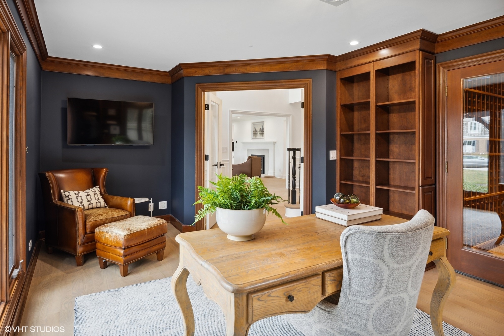 1130 Romona Road Wilmette, IL 60091 - Photo 21 of 46 a room with furniture and potted plants