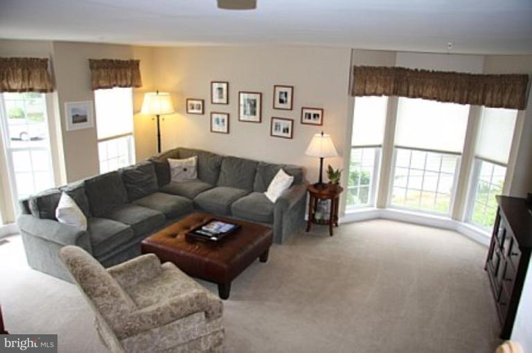 700 Howards Loop, Unit 27 Annapolis, MD 21401 - Photo 4 of 15 Living Room