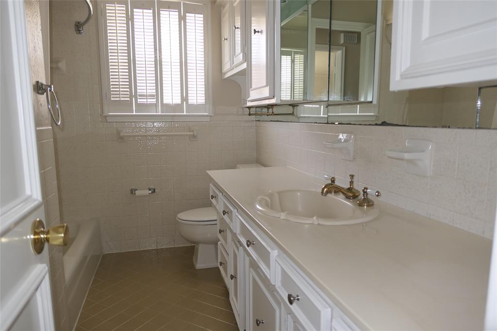 6317 Rincon Way Dallas, TX 75214 - Photo 20 of 32 a bathroom with a sink and toilet