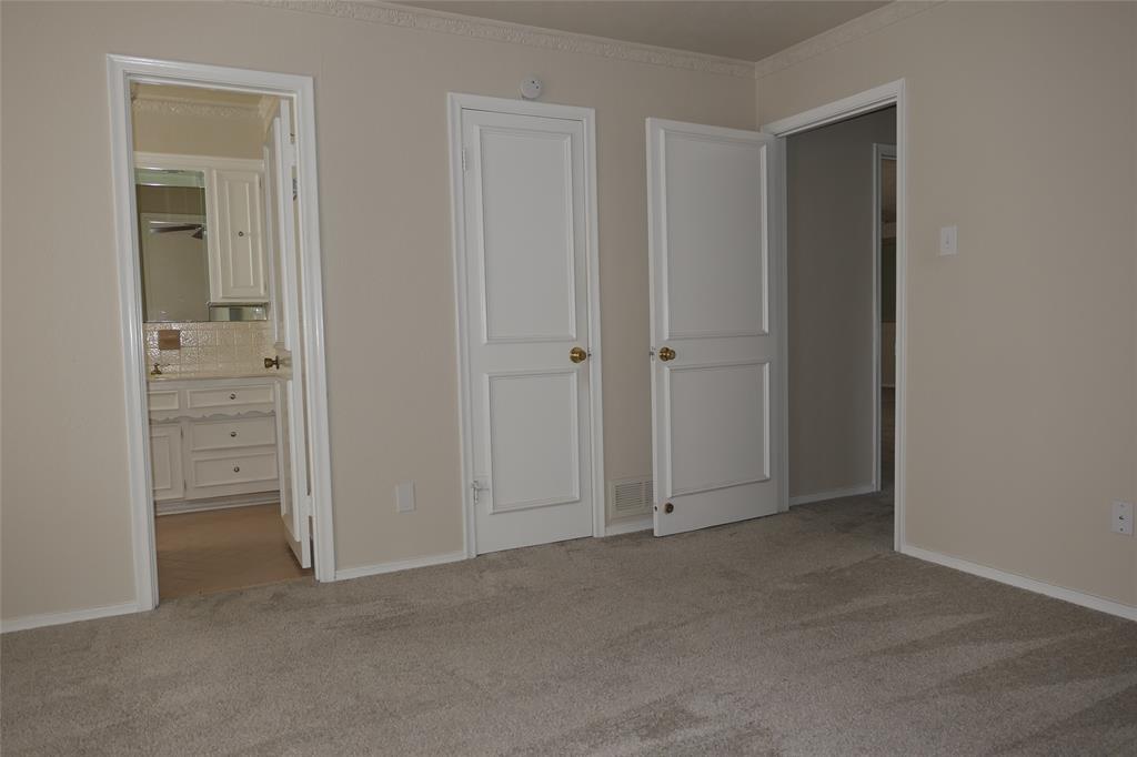 6317 Rincon Way Dallas, TX 75214 - Photo 24 of 32 an empty room with closet area
