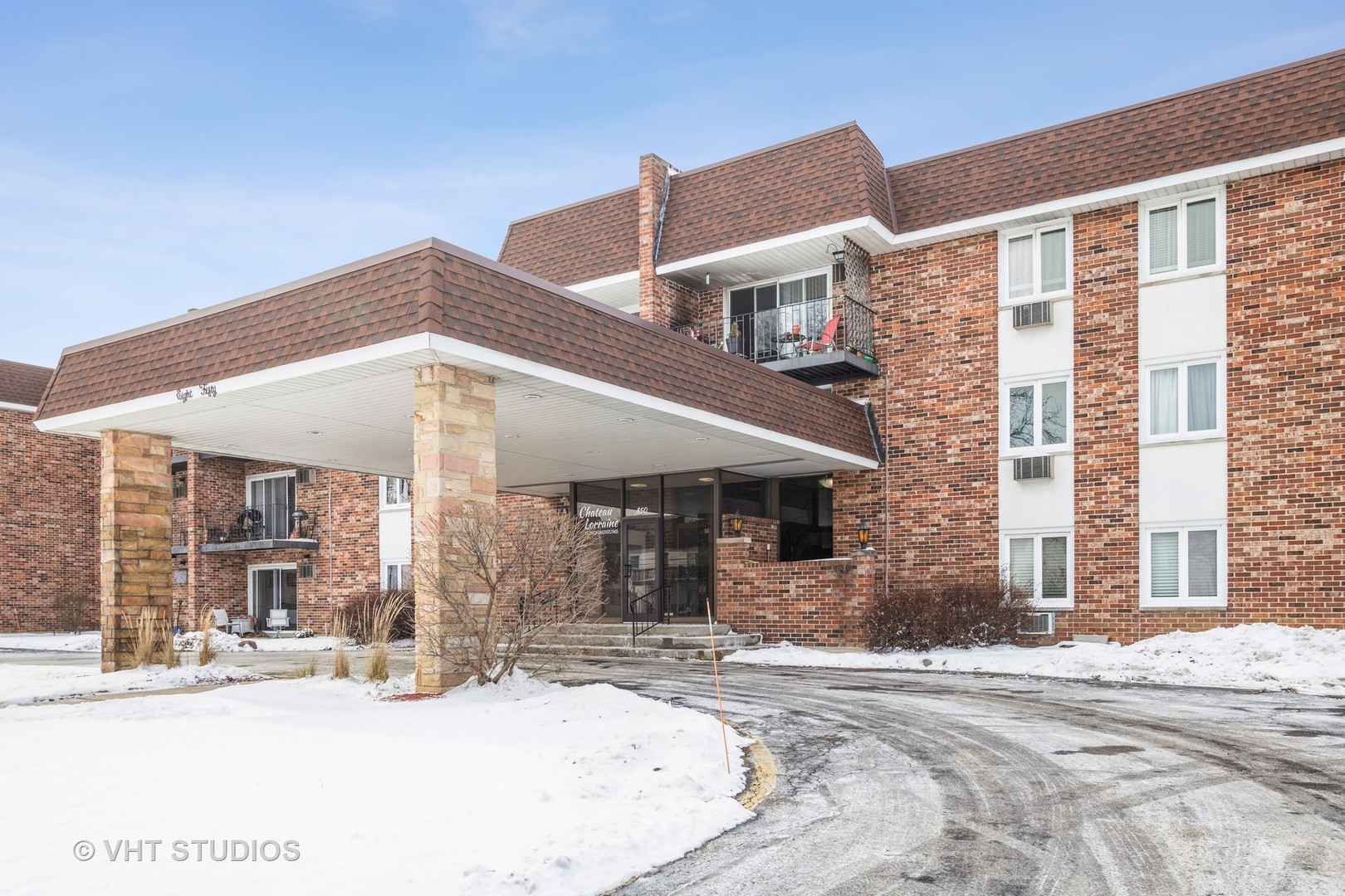 850 South Lorraine Road, Unit 1E Wheaton, IL 60189 - Photo 3 of 15 a front view of a building with street