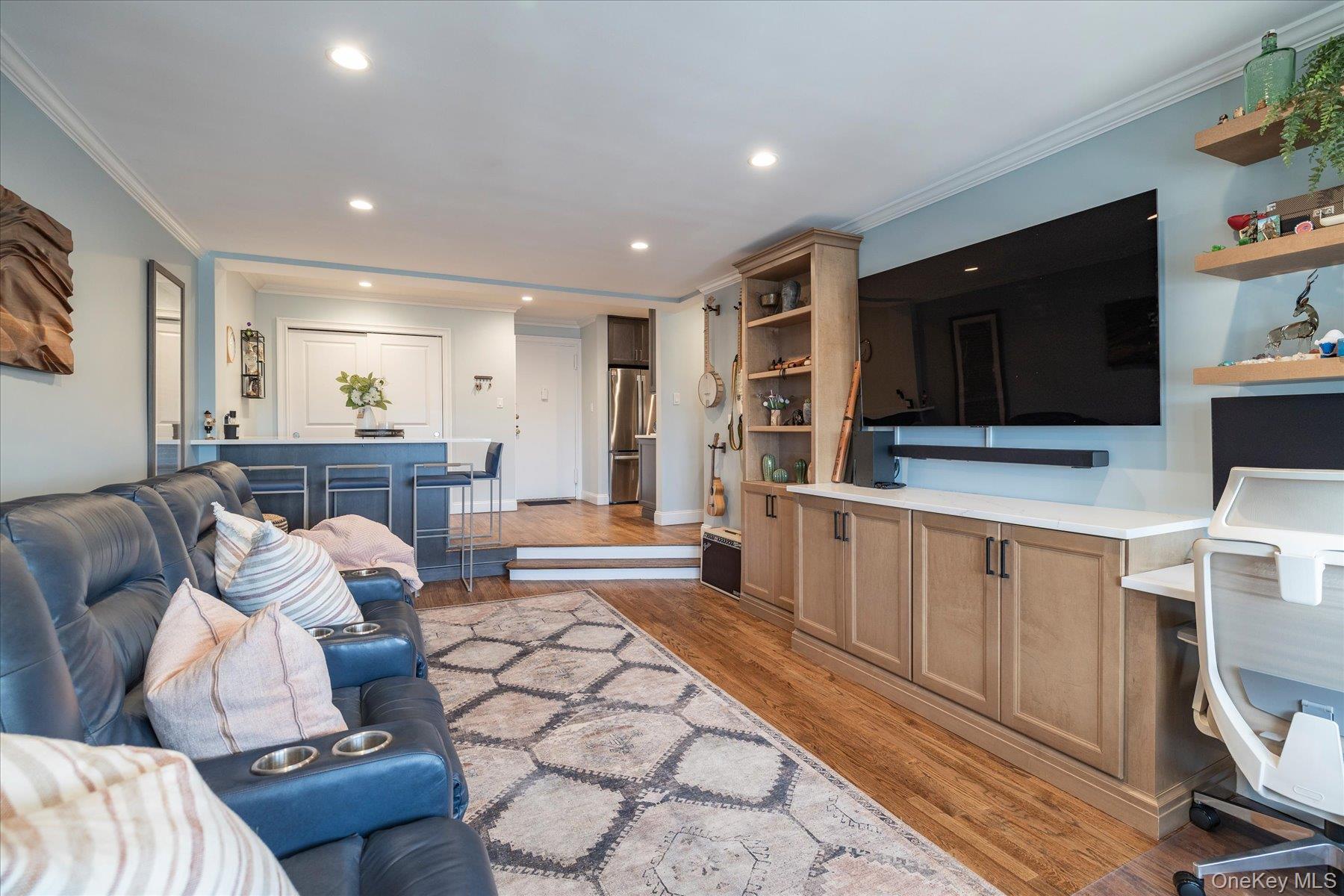 522 Shore Road, Unit 5T Long Beach, NY 11561 - Photo 2 of 22 Room for a desk