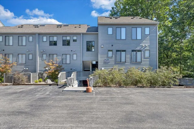 $649,900 | 290 Sailors Cove Drive, Unit 409, Moneta, VA 24121