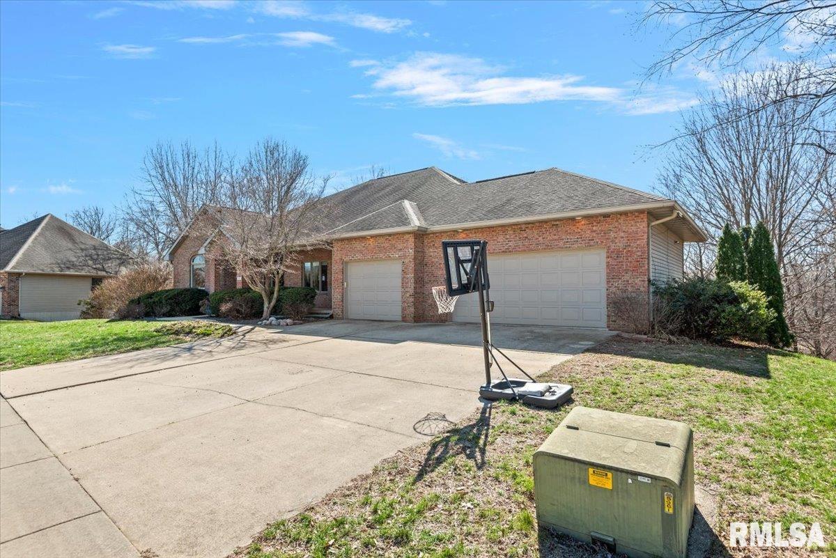 8 Riverwood Drive Rochester, IL 62563 - Photo 3 of 65