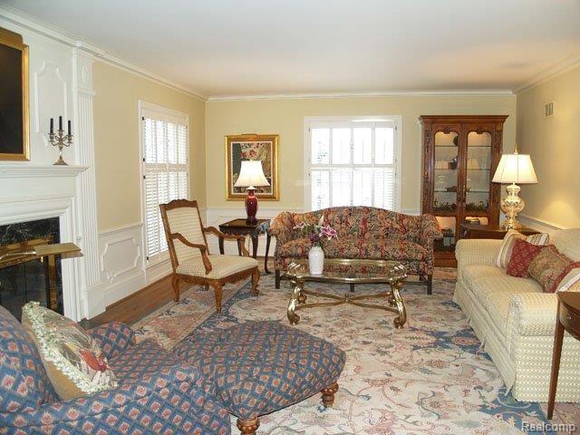 217 Merriweather Road Grosse Pointe, MI 48236 - Photo 4 of 21 Living Room