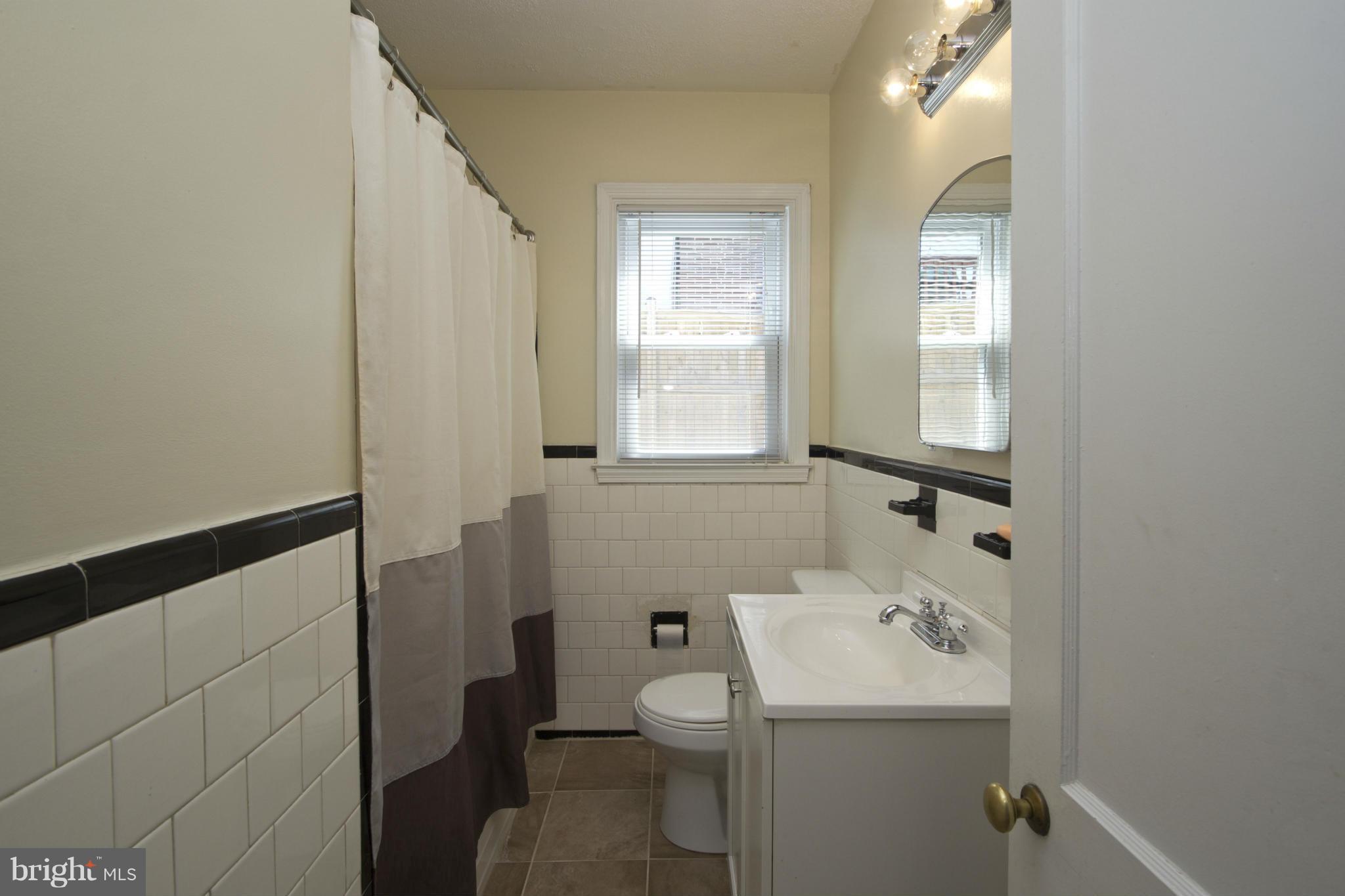 409 South Wickham Road Baltimore, MD 21229 - Photo 15 of 30 Main Floor Bath with Tub & Shower