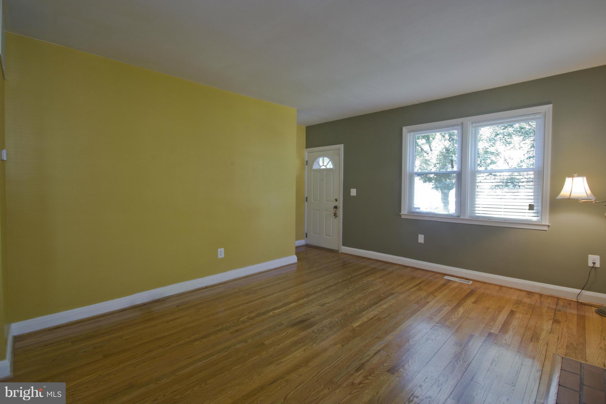 409 South Wickham Road Baltimore, MD 21229 - Photo 3 of 30 Living Room